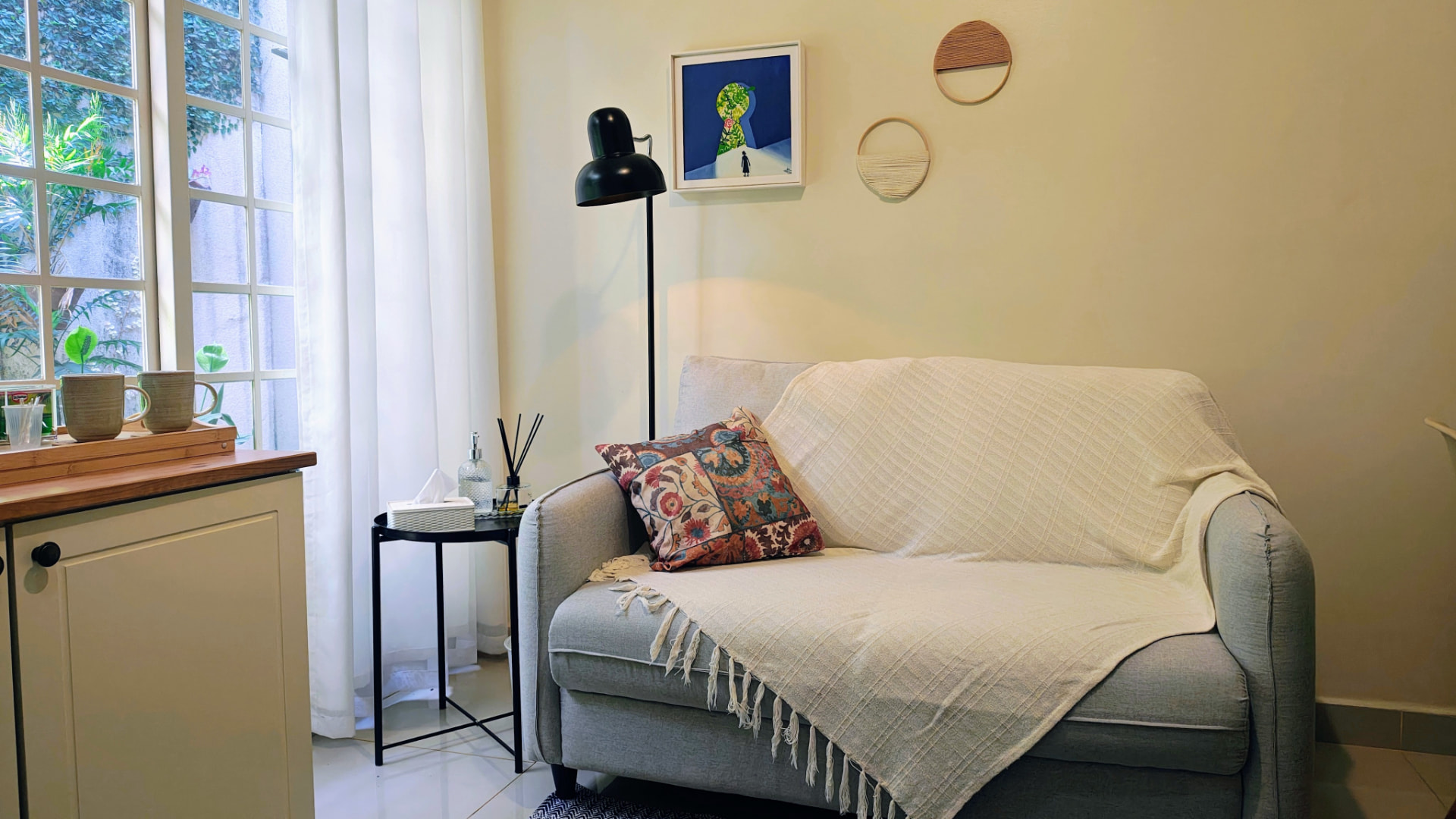 Sala de espera do atendimento de Camila Murad, com poltrona e luz natural